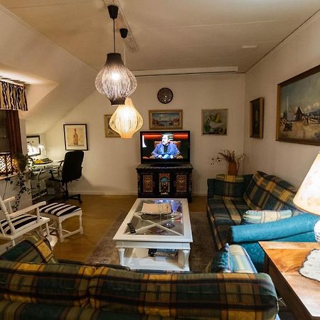 Mysig Takvaning Med Balkong Eskilstuna Bagian luar foto