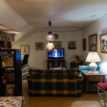 Mysig Takvaning Med Balkong Eskilstuna Bagian luar foto