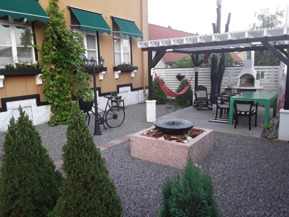 Mysig Takvaning Med Balkong Eskilstuna Bagian luar foto
