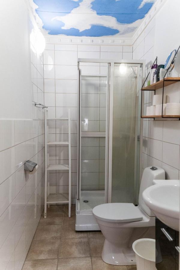 Mysig Takvaning Med Balkong Eskilstuna Bagian luar foto