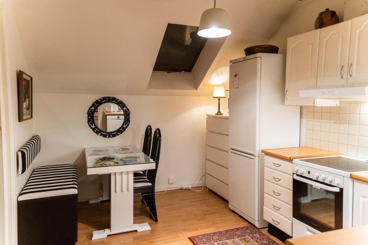 Mysig Takvaning Med Balkong Eskilstuna Bagian luar foto