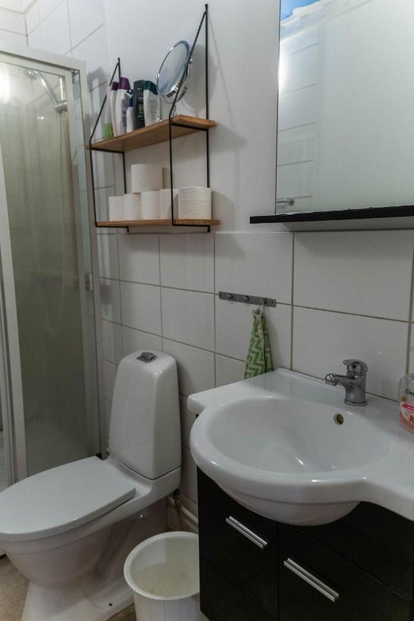 Mysig Takvaning Med Balkong Eskilstuna Bagian luar foto