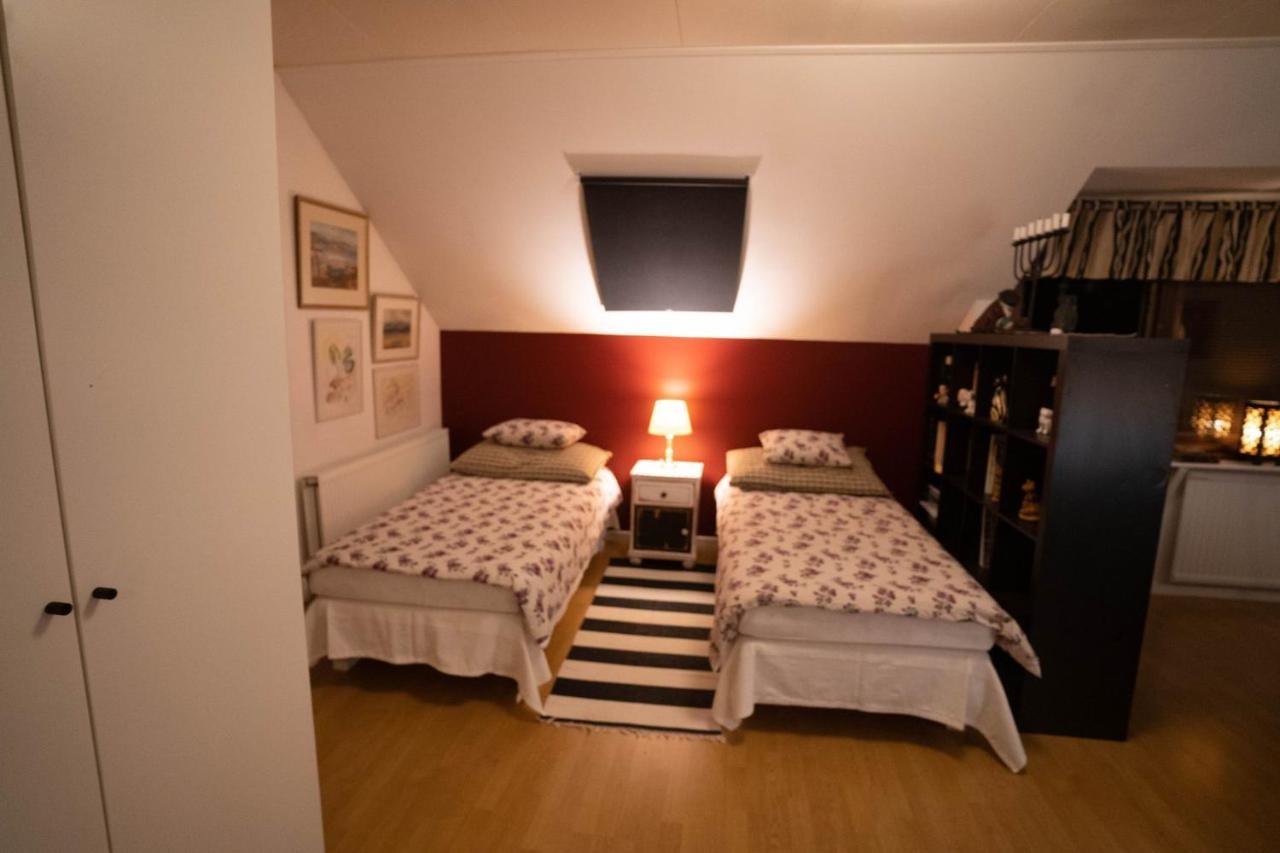 Mysig Takvaning Med Balkong Eskilstuna Bagian luar foto