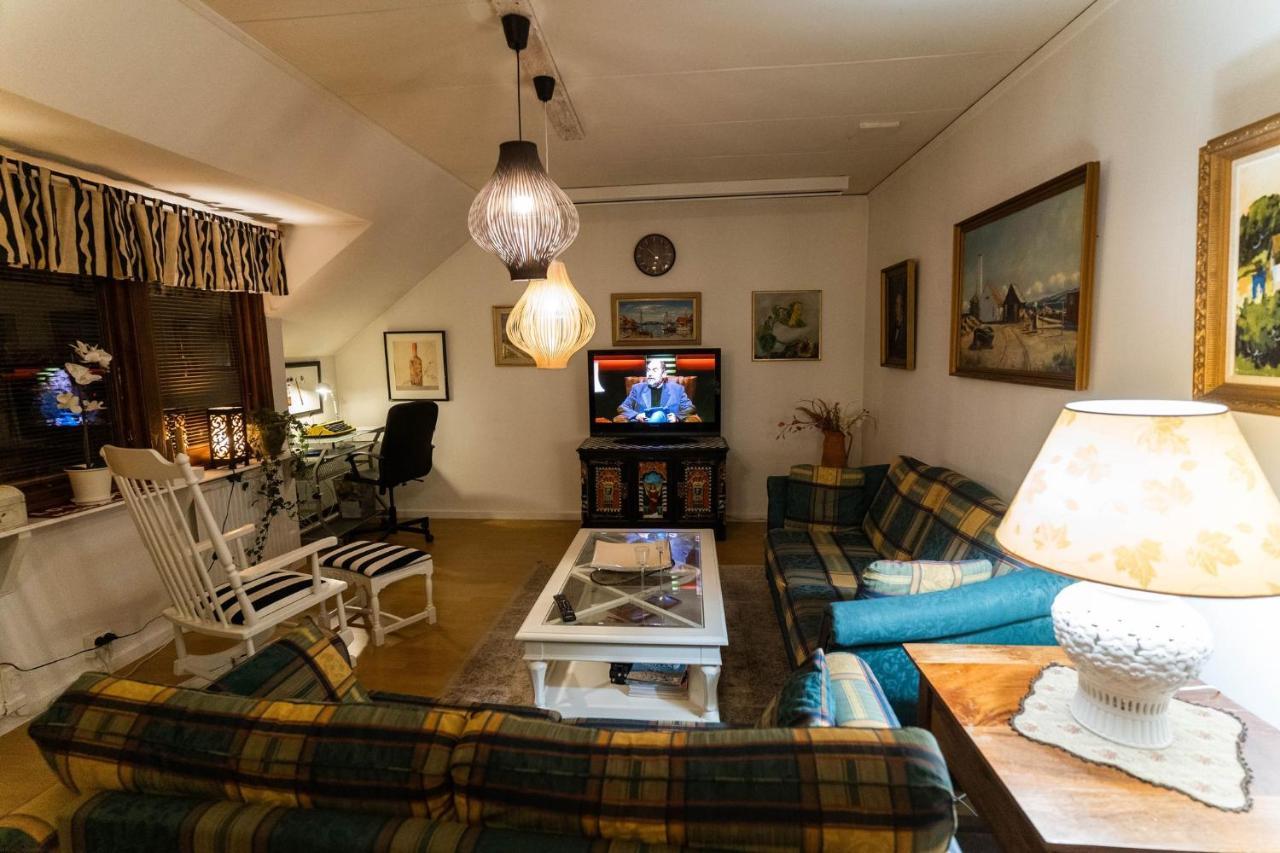 Mysig Takvaning Med Balkong Eskilstuna Bagian luar foto