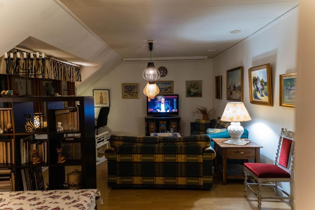 Mysig Takvaning Med Balkong Eskilstuna Bagian luar foto