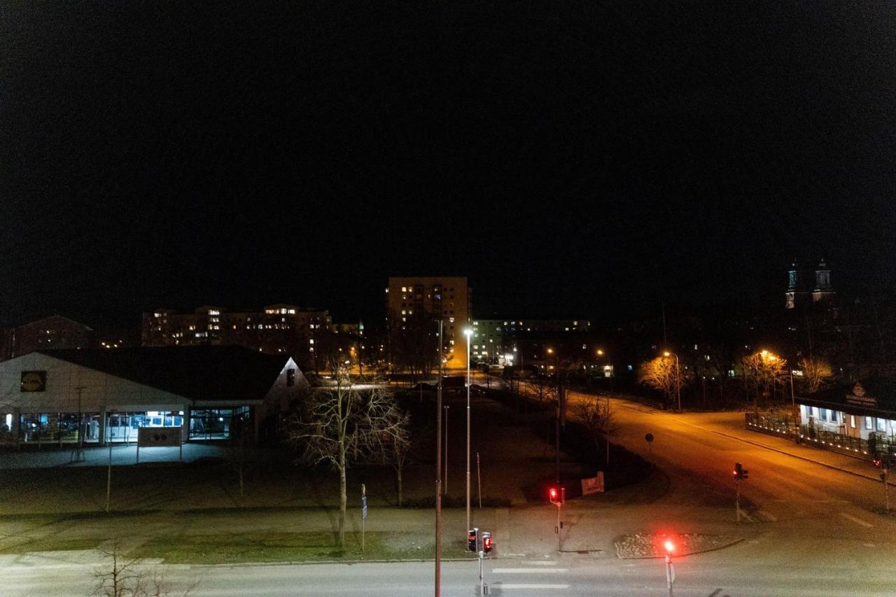 Mysig Takvaning Med Balkong Eskilstuna Bagian luar foto